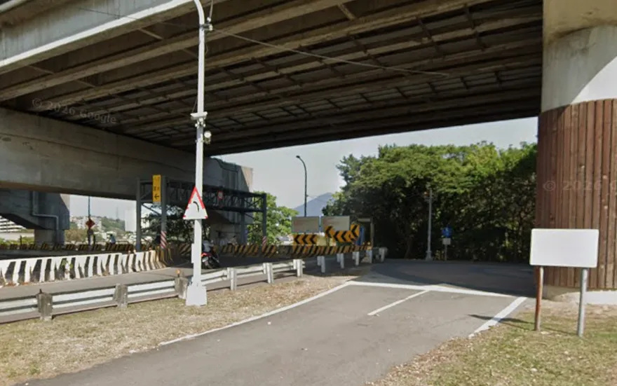 新北成蘆橋下驚見浮屍！消防員克服雜草助脫困　身分待查