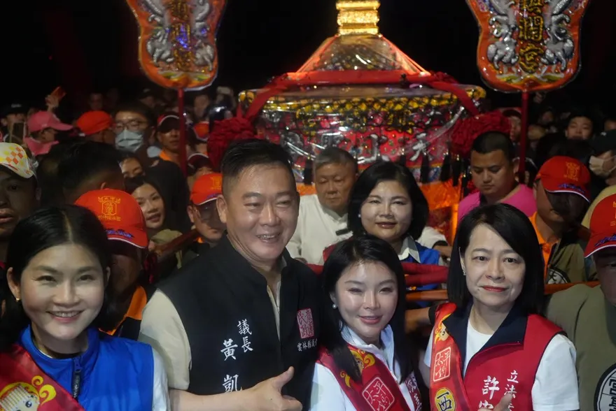 影/大甲媽「C位爭奪戰」來了！　張麗善、綠鎮長接轎推擠影片曝光