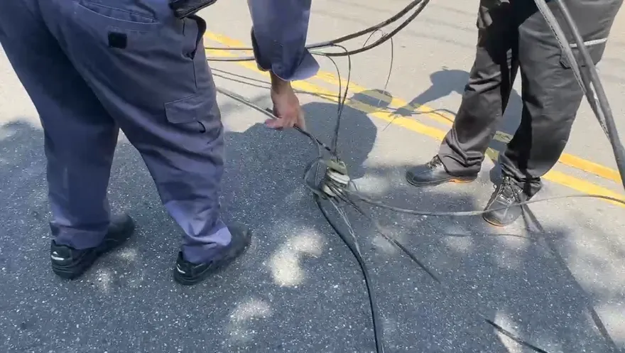 基隆崇法街電線垂落交通一度癱瘓　9旬騎士慘摔受輕傷