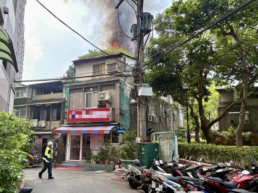 影/板橋韓式烤肉店頂樓起火　黑煙竄天驚動警消