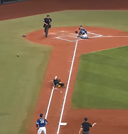 日職/驚險一幕！火腿跑者險遭爆頭當場倒地　自嘲「請寫我是鐵人」