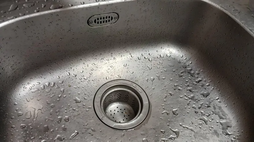 防垢神器！鋁箔揉成球丟廚房水槽　網實測驚呆：很有效