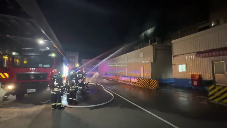 影/統一旗下低溫物流中心大火！異味擴散「居民遭薰醒」