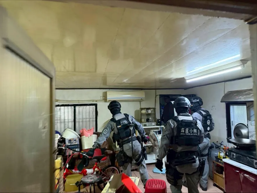 影/宜蘭70歲翁上網自學製毒！濱海民宅淪喪屍菸彈工廠