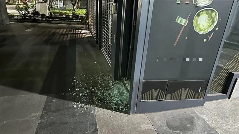 林口「Google4.7顆星」漢方餐廳被砸！玻璃碎一地　警掌握3嫌