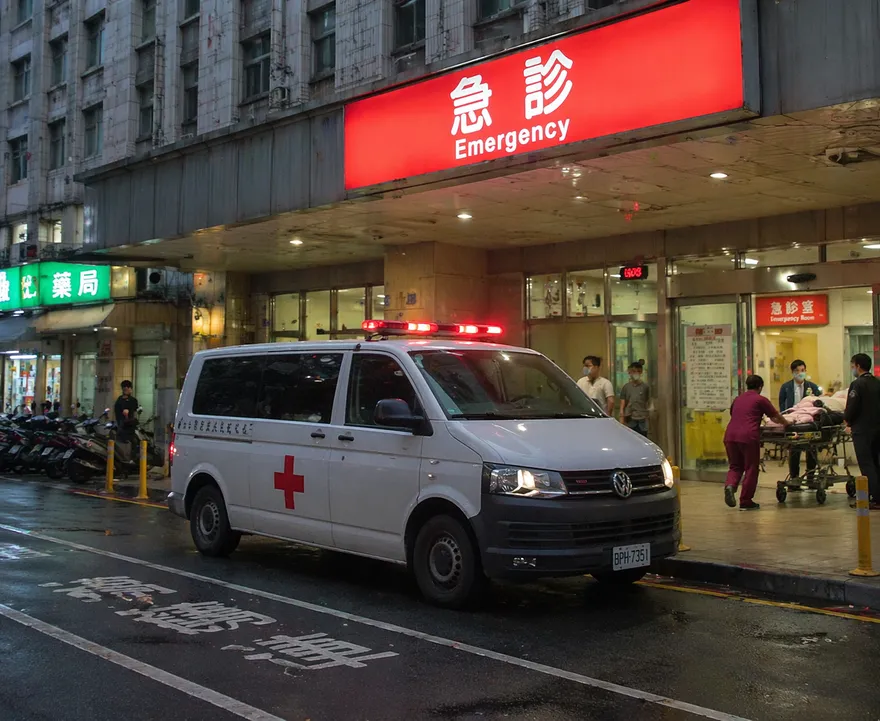 台中鬧區民宅5樓男墜落！倒臥中清路人行道送醫不治