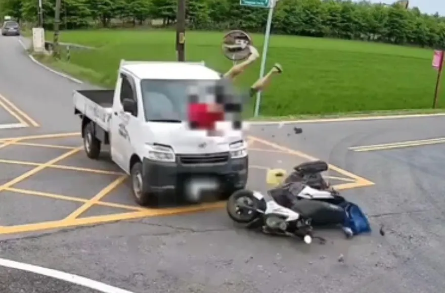 影/宜蘭鄉間路口急速對撞！57歲男騎士騰空重摔命危