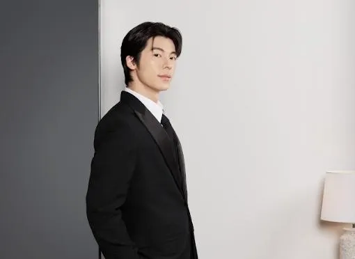 許光漢穿長皮衣帥炸宣布新身份　自爆私下和朋友吃鍋糗事