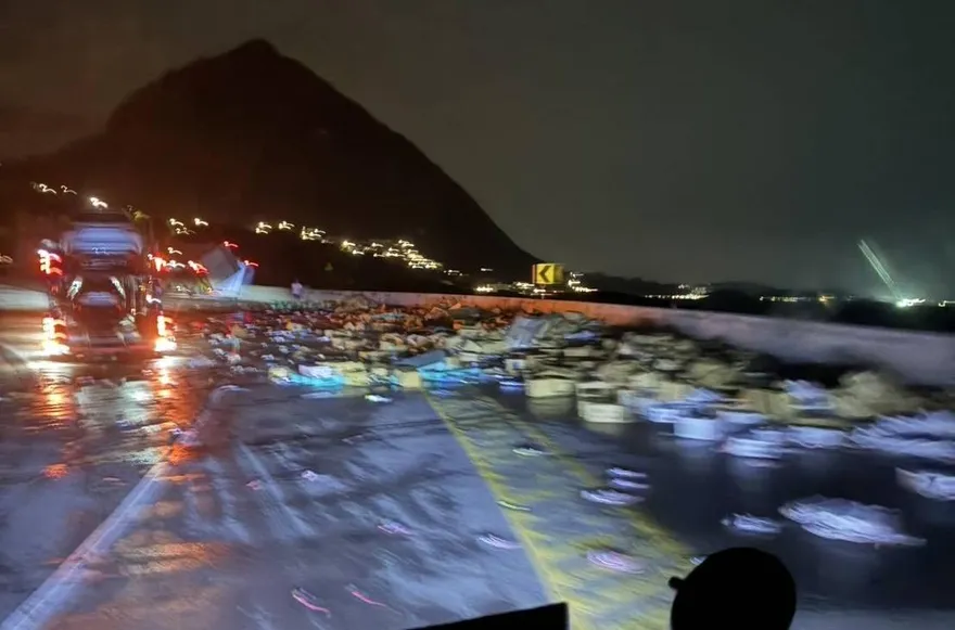 台2線貢寮段大貨車側翻　巨量瓶裝水傾倒散落路面