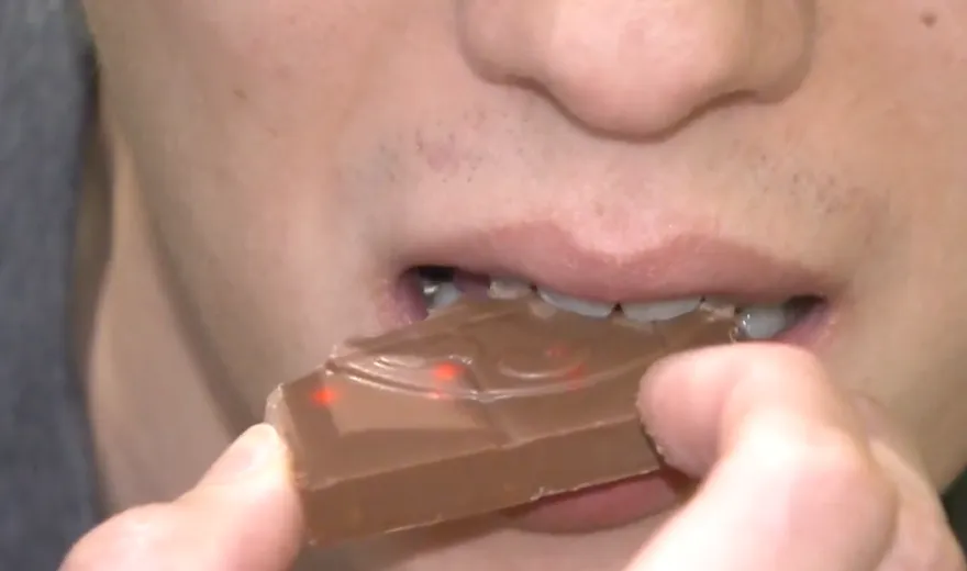 壓力大又失眠？醫曝快樂食物　鯖魚、莓果、黑巧克力上榜