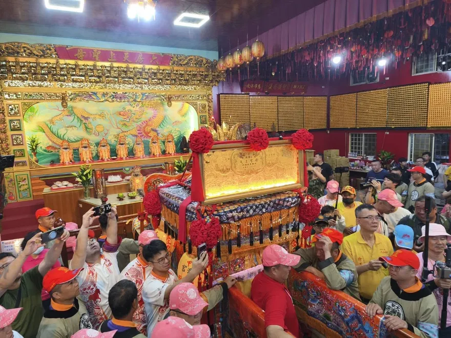 大甲媽停駕六房媽紅壇祈福　隔21年再現「雙媽會」盛況
