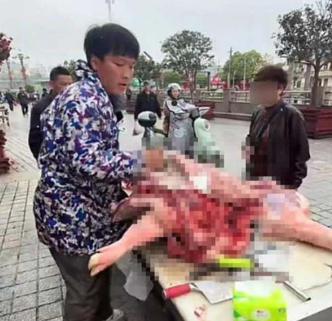 爸媽追生老七！21歲陸男賣豬肉養扛家計　崩潰喊：別再生了