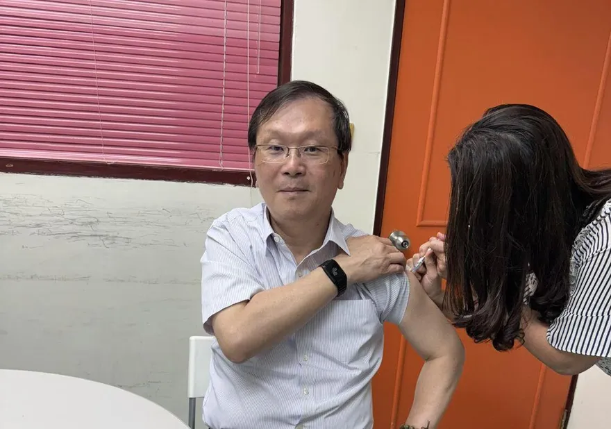 莊人祥也打了！新冠疫苗第2劑接種破3千人　疾管署評估延長至7月
