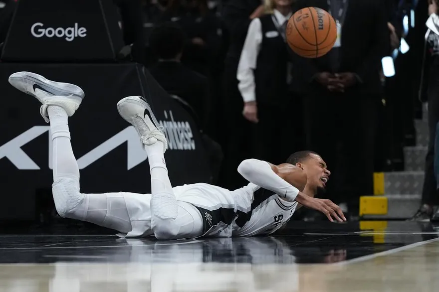 NBA/文班亞馬右臉+下巴著地　強制退場後馬刺惜敗