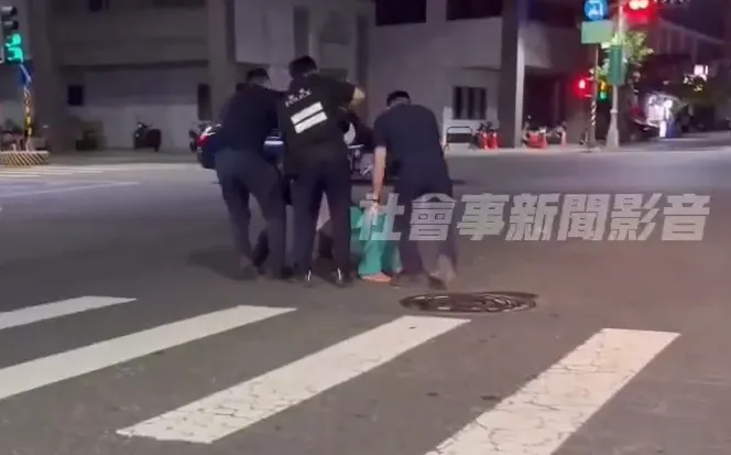 影/闖紅燈被開單！高雄男「躺馬路」抗議　警架離再開罰