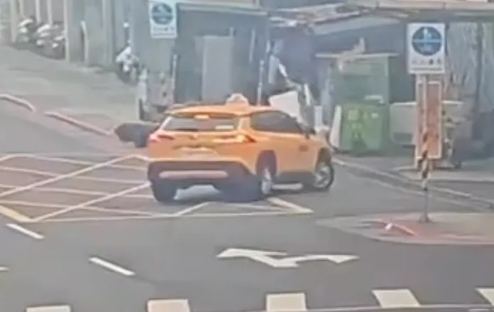 影/北市計程車「S型迴轉」！騎士閃躲不及撞違停貨車　雙腿遭削斷