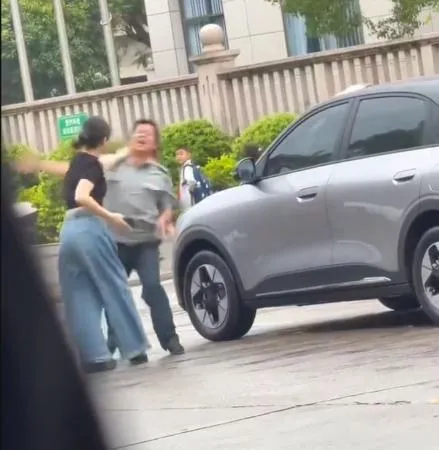 影/街頭MMA！陸媽接孩放學與保全起衝突　防衛？互毆？引熱議