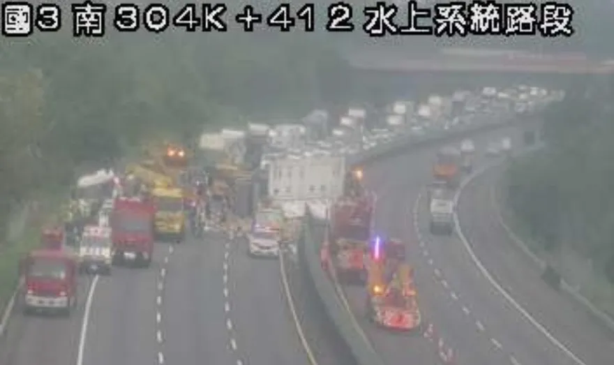 影/國道3號水上段2大車擦撞翻覆　3人受困全線封閉搶救