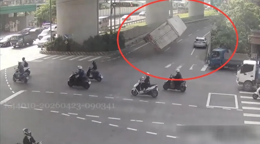 影/八里聯結車過彎翻車險壓扁轎車　駕駛被撞還吞罰單