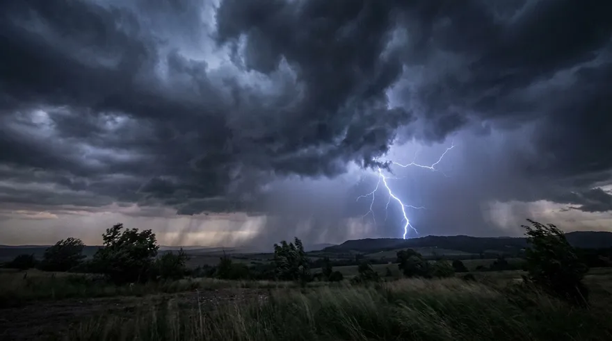雷雨來襲不只壞天氣！氣壓驟變恐引發頭痛、心悸、關節痛