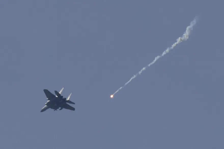 學「捍衛戰士」翻車？韓F15飛行員「空中翻轉」擦撞　慘賠百萬