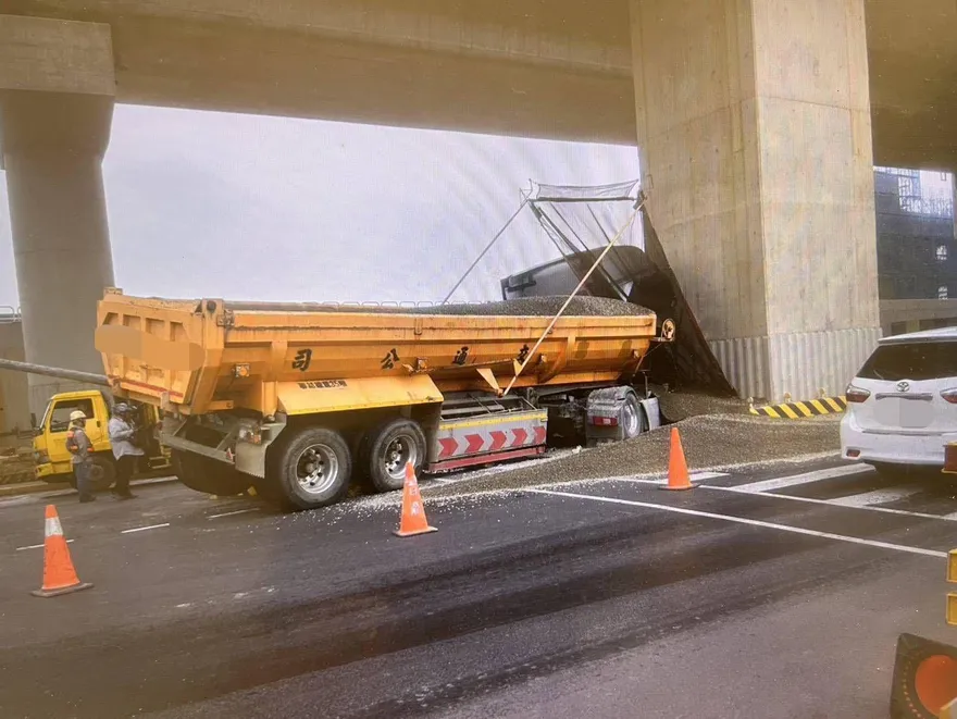 影/桃園曳引車駕駛精神恍惚　「猛撞高架橋石墩」險撞飛對向車