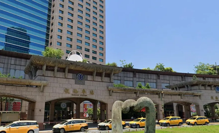 板橋車站大樓設備跳脫！金管會記者會被迫延後、記者爬樓梯趕場