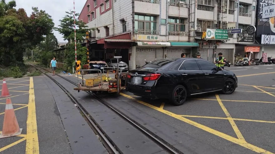 影/嘉義男開車闖平交道撞林鐵台車人員受傷！面臨「罰鍰9萬+吊銷駕照」