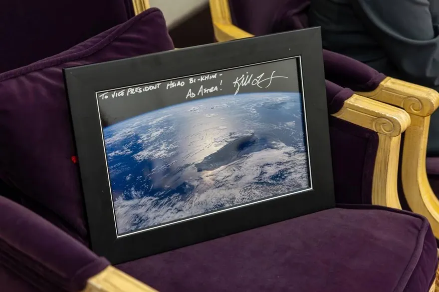 太空視角俯瞰「斬颱刀」！壯闊景象震撼網友：難怪被切爛