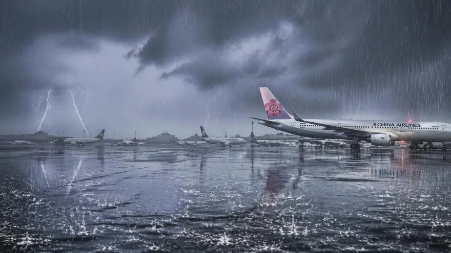 中部大雷雨狂轟！台中機場暫停地面作業　部分航班延誤