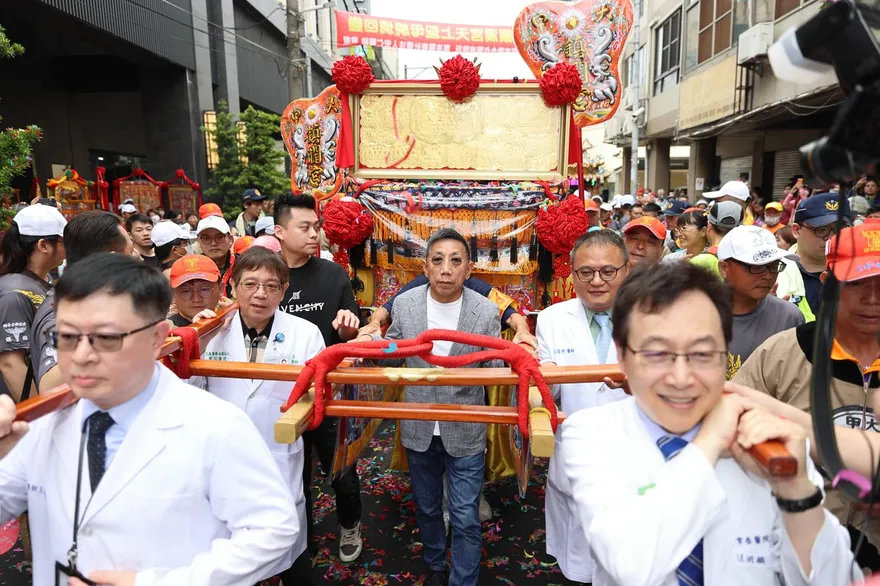 大甲媽停轎宏仁醫院竟瞬間放晴！醫護白袍扛轎為患者祈福