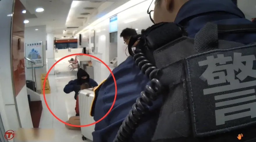 德州撲克冠軍持BB槍搶銀行　欠7百萬決定犯事…落網後求看孩