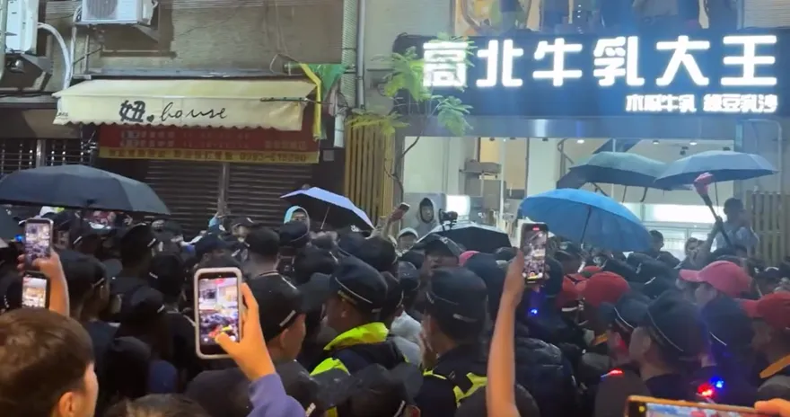 大甲媽短停彰化天后宮　「黑衣人群」推擠叫囂場面火爆