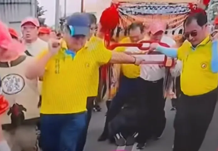 大甲媽扶轎男「張腿跨人」挨轟　命理師：信眾恐衰整年