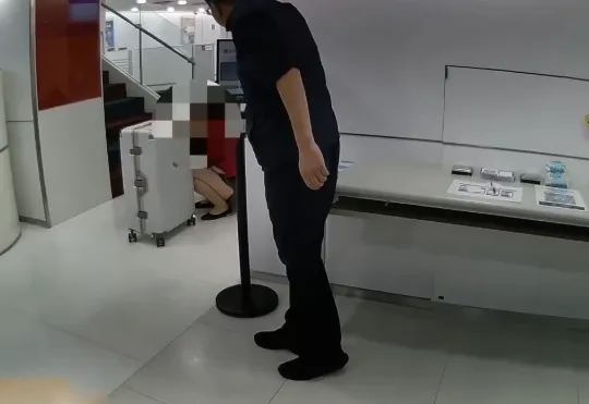 影/中信銀挾持畫面曝！經理遭持槍抵頭...所長還原驚險瞬間