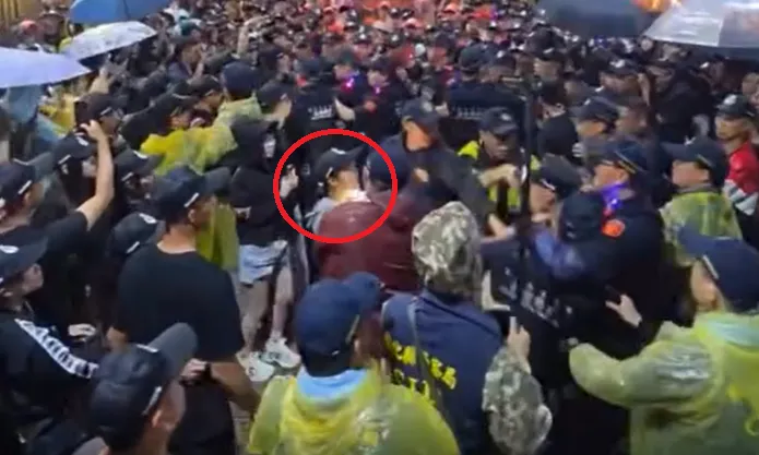 大甲媽回鑾爆衝突！女控遭警壓制、頭撞地　警調監視器打臉