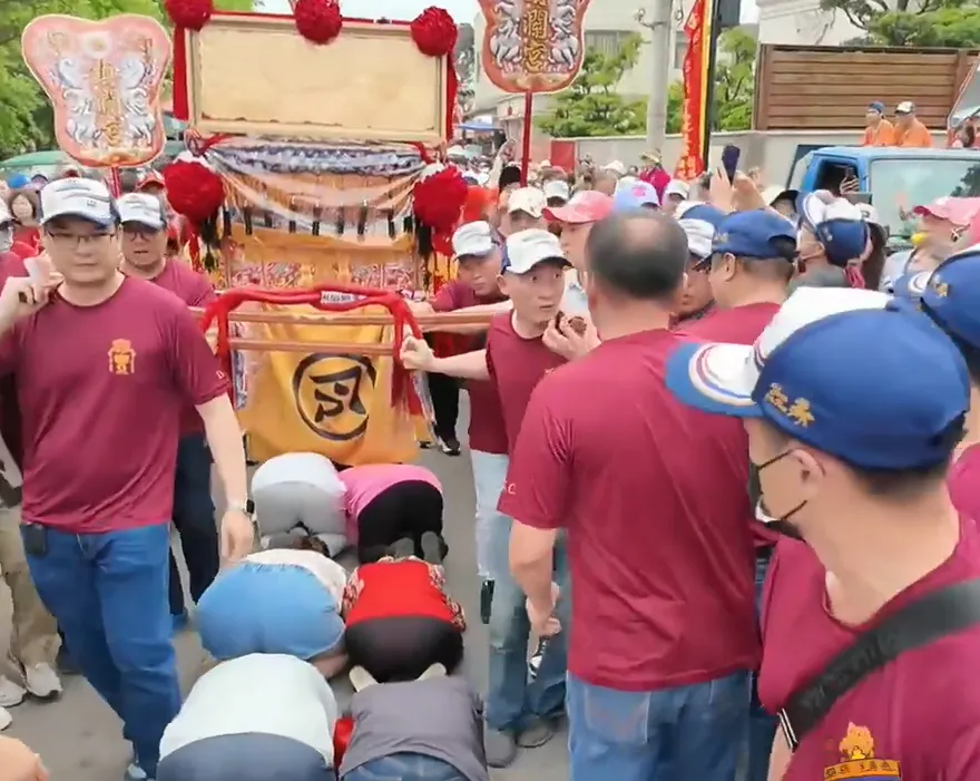 大甲媽祖遶境掌轎人員胯下跨過信徒　楊登嵙：不影響運勢