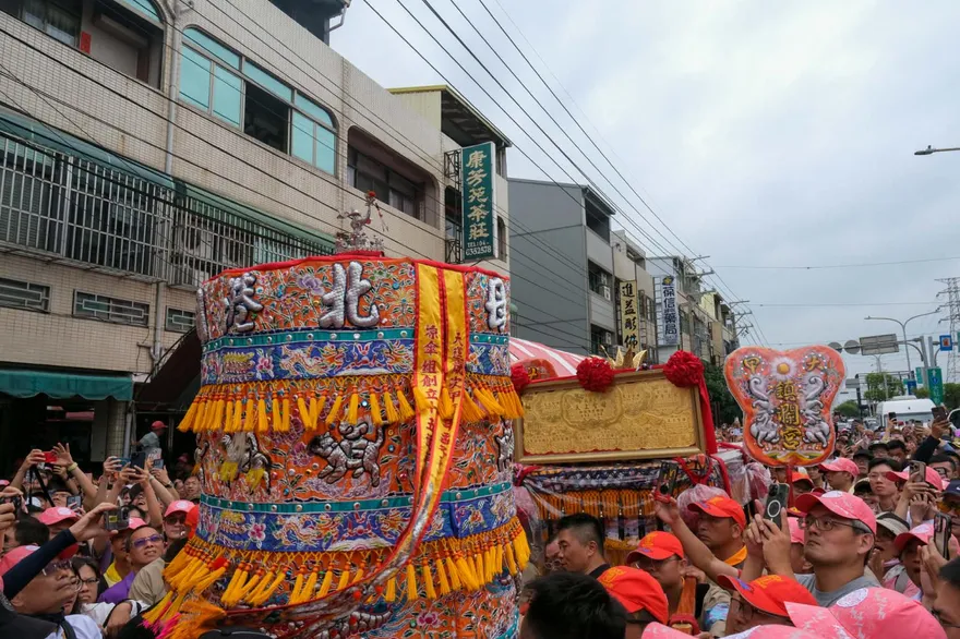大甲媽回鑾龍井「三媽世紀同框」！萬人龍井分駐所前見證歷史