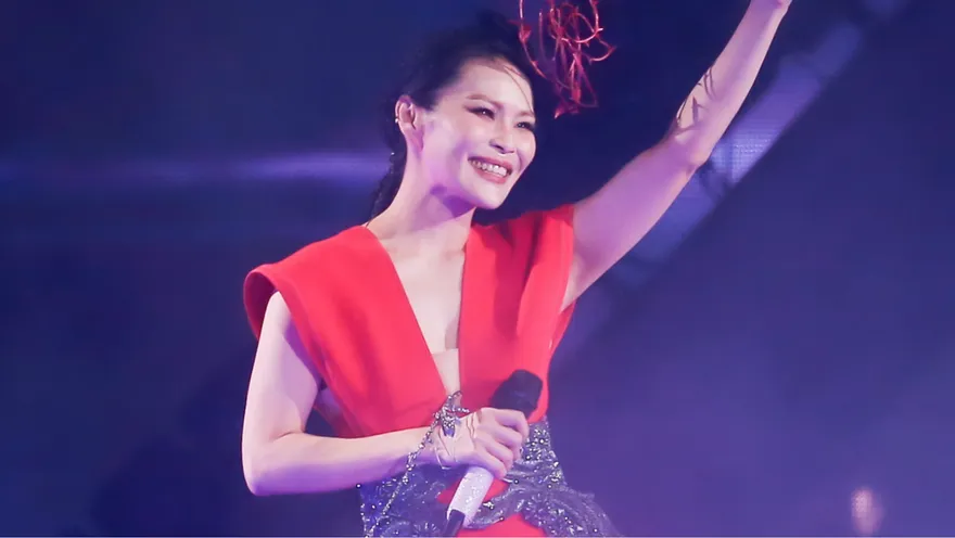 周蕙不藏了！出道26年登小巨蛋　辣曬事業線笑曝「就是逼自己」