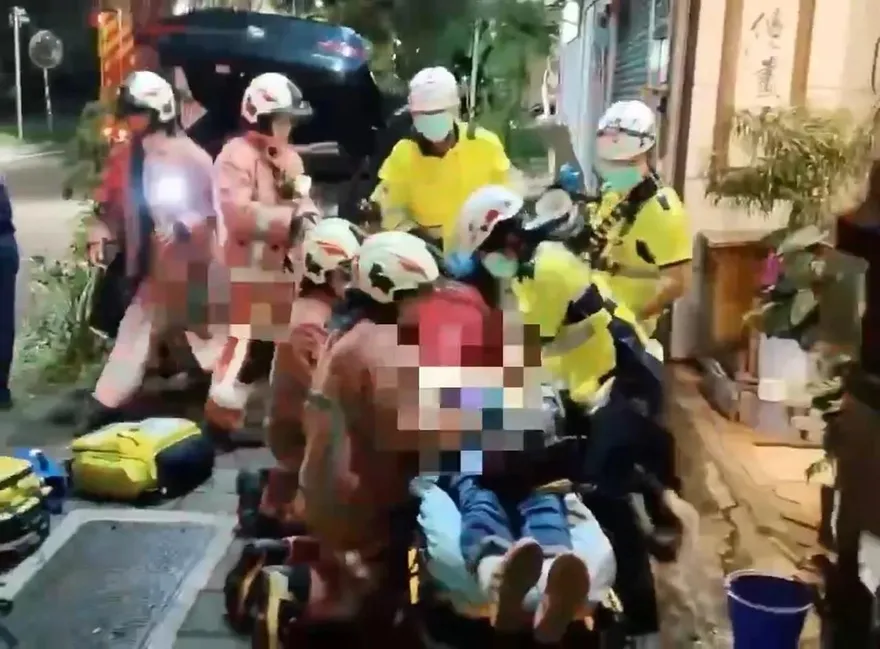 跟死神拔河中！新竹「BMW休旅車衝人行道撞路樹」駕駛命危