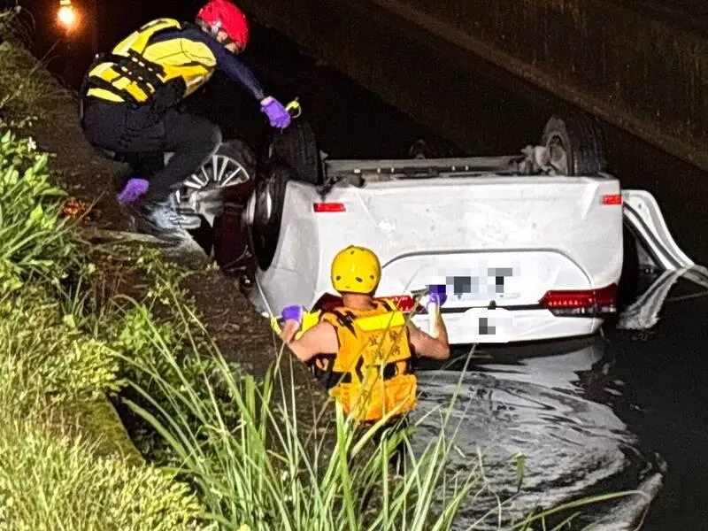 宜蘭深夜車撞電桿墜大排翻覆　48歲女無呼吸心跳命危