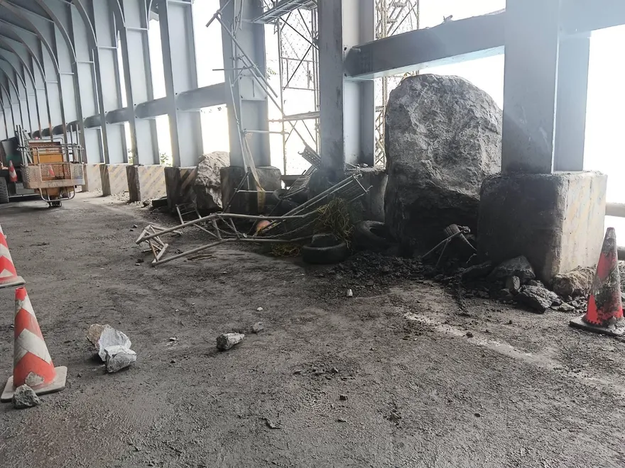 影/蘇花大清水明隧道遭落石重砸！單線雙向機動管制