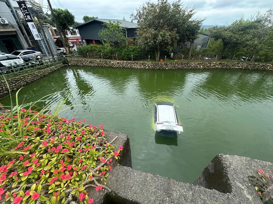 差點見祖先！桃園41歲男斜坡倒車　整輛撞破護欄墜池塘