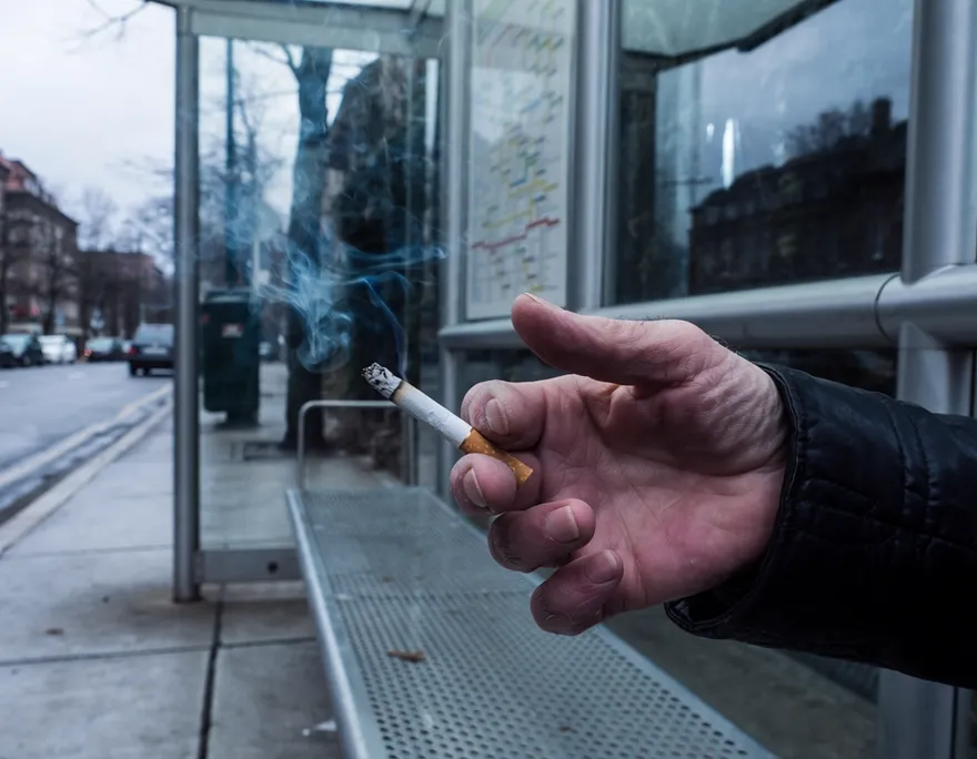 男違規抽菸不理勸阻！陸女澆熄菸遭動粗　怒控報警反遭脫衣搜身