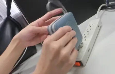 插電瞬爆！消防神主牌揭「自帶插頭」行動電源致命關鍵