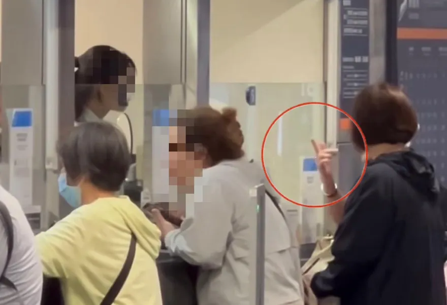 影/「自由座沒座位」高鐵台北站大媽暴走　對售票員比中指