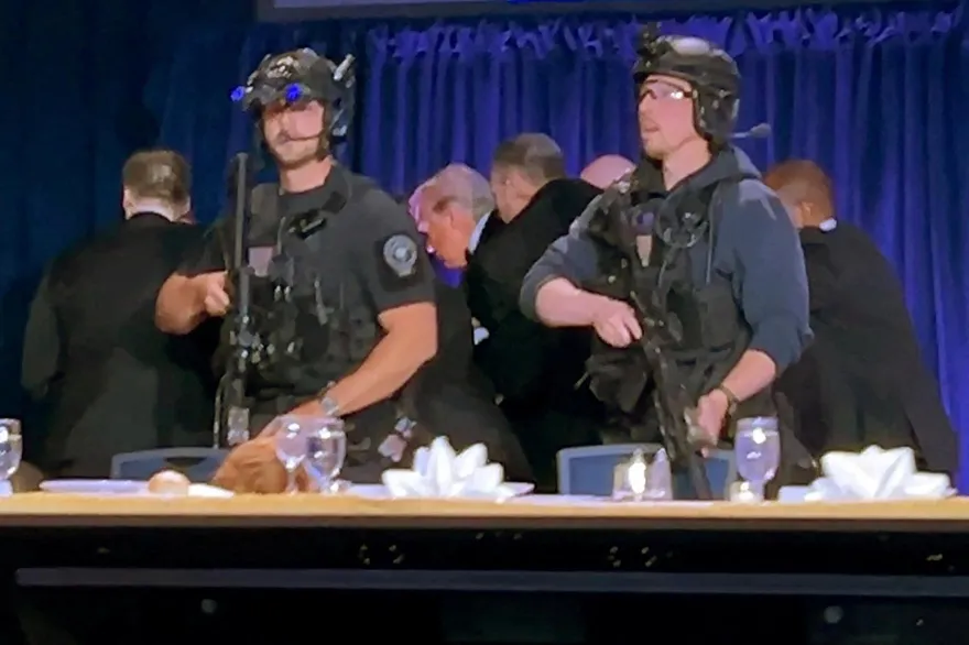 CNN名主播剛出男廁撞見槍手！距離僅1公尺　驚恐撲地保命