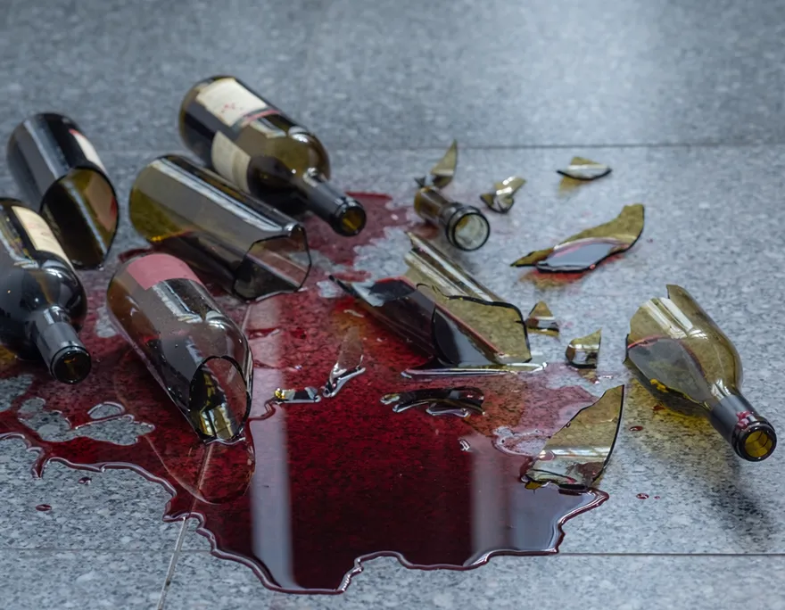 子女沒探望他氣瘋了！陸老人5箱紅酒十樓拋下　險砸中人下場曝