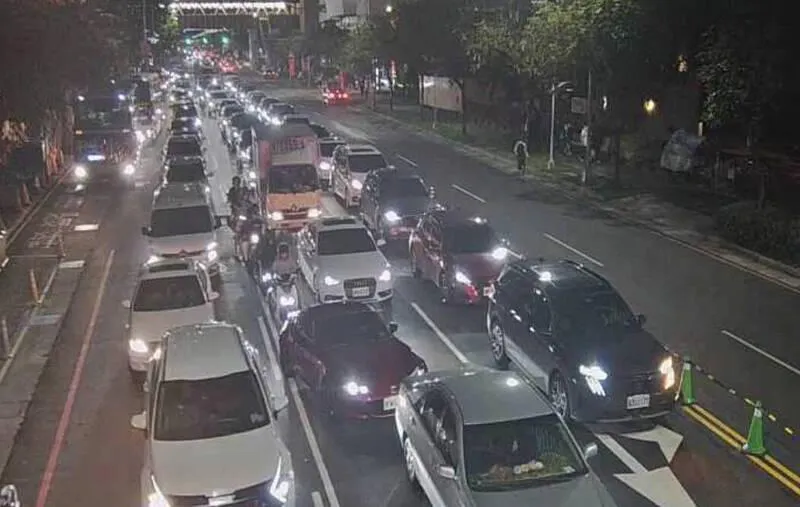 首週末碰撞！台中漢神洲際開幕遇中職球賽　交通癱瘓回堵2公里