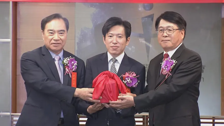 游盈隆今正式接掌中選會！張惇涵監交見證新局